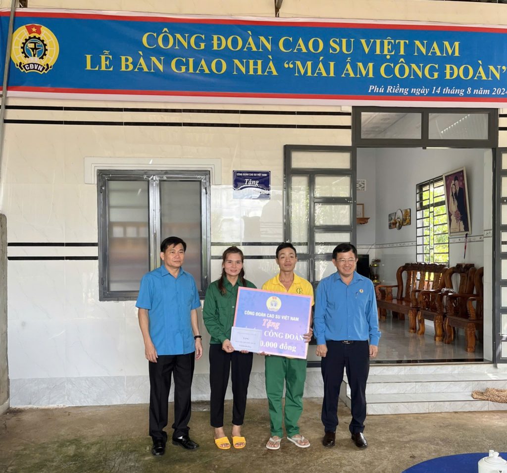 Ông Huỳnh Kim Nhựt – Phó TGĐ VRG, Chủ tịch Công đoàn Cao su Việt Nam (bên phài) và ông Đào Quang Đán – Phó TGĐ, Chủ tịch Công đoàn Cao su Phú Riềng trao nhà “Mái ấm Công đoàn”